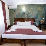 Yellow Stone House Отель *